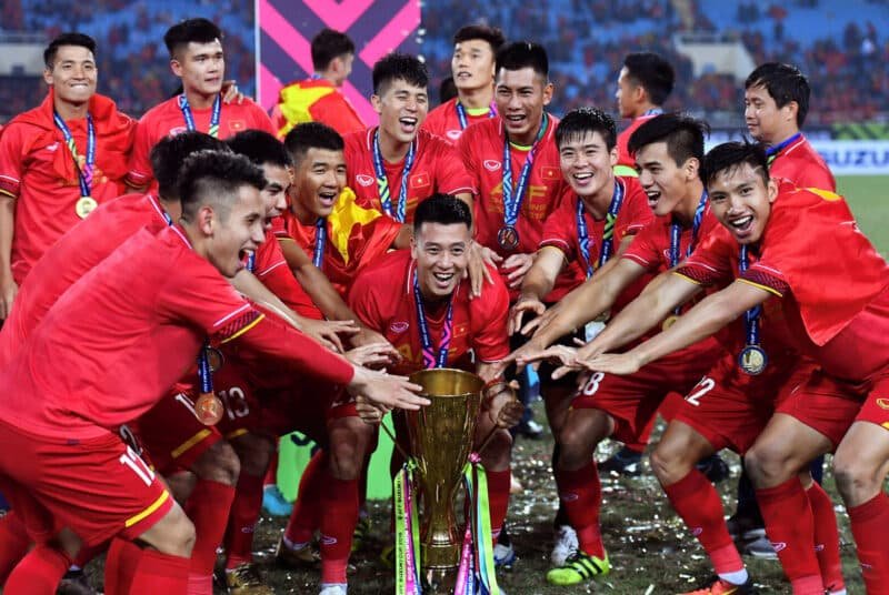 https://magazine.vnsindex.com/public/uploads/images/newsimages/maannewsimage06022025_073638_Anh-doi-tuyen-Viet-Nam-nhan-cup-800x536-1.jpg
